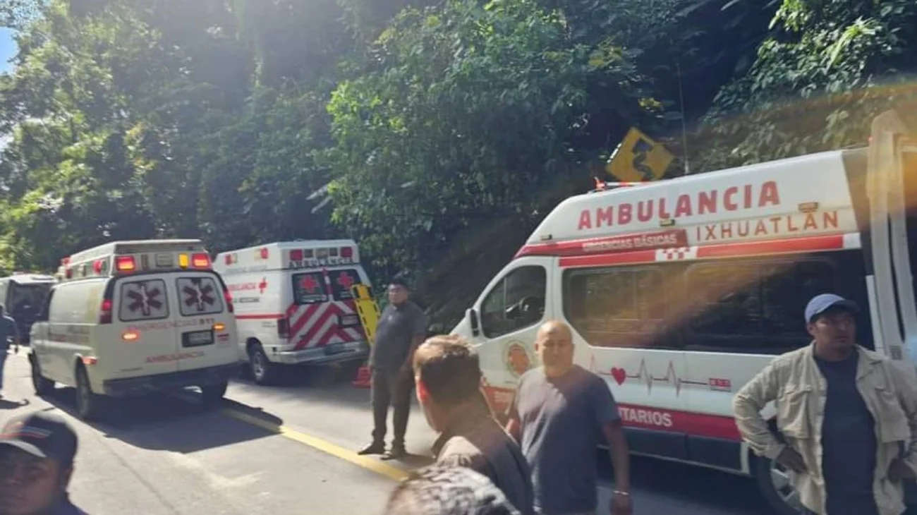 Volcadura de autobús deja 4 muertos y 30 heridos en Veracruz