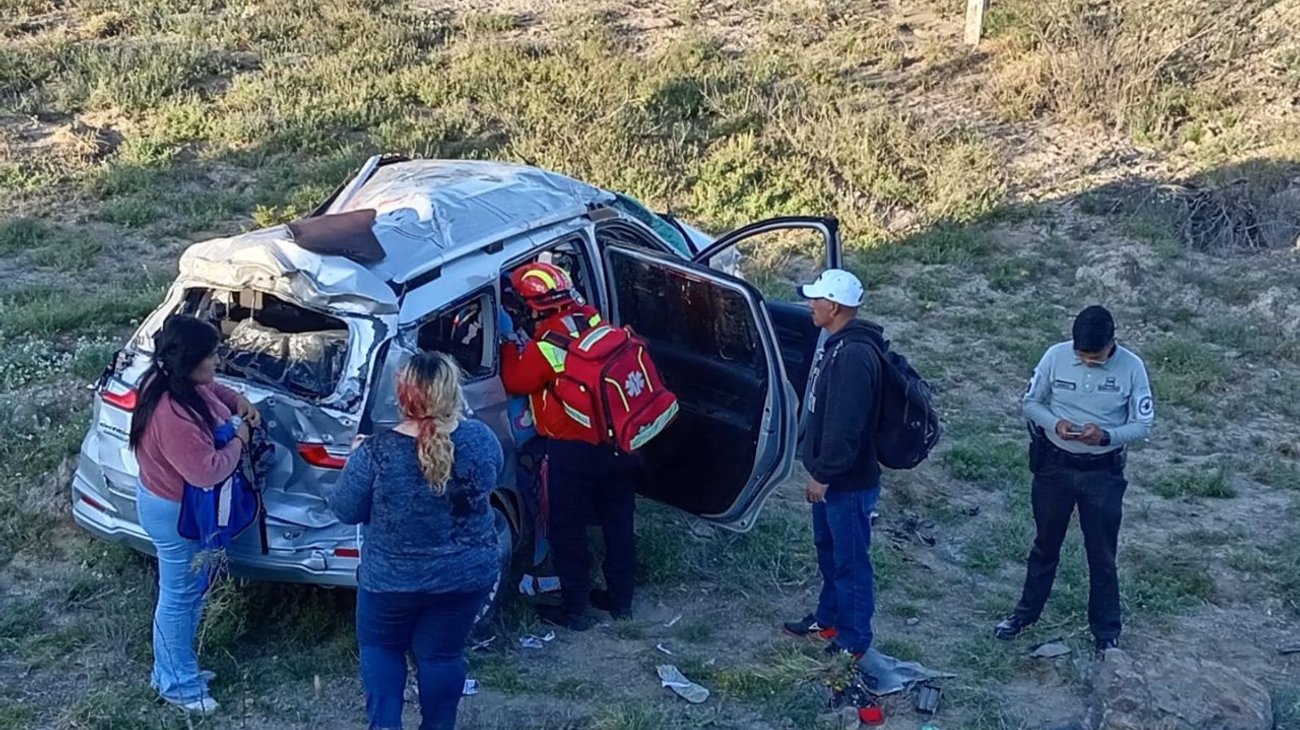 Volcadura en carretera a Monclova deja tres lesionados