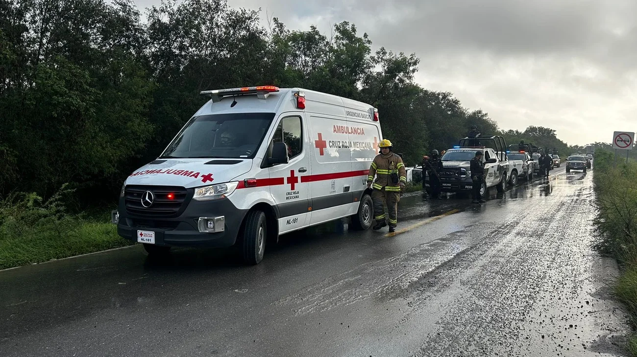 Camioneta sale de la carretera y vuelca en Galeana, NL