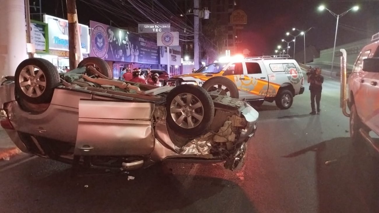 Pierde control de camioneta, derrapa y vuelca