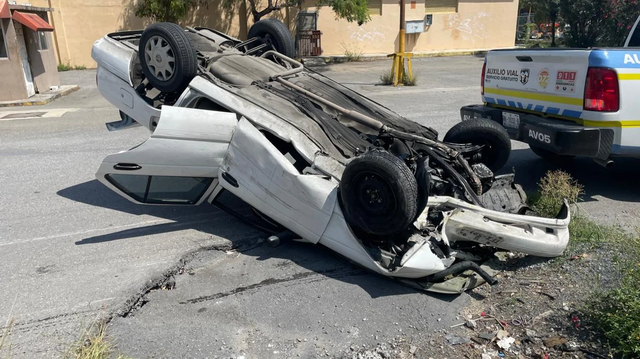 Provoca indecisión de conductor volcadura en Garza Sada