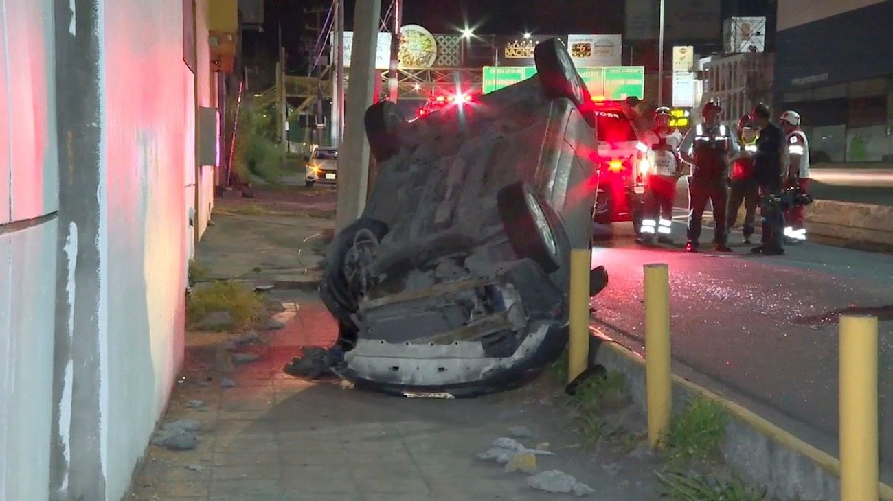 Vuelca su auto en avenida Garza Sada y huye del lugar