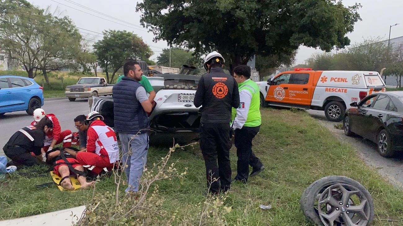 Volcadura de auto deja dos jóvenes lesionados en Guadalupe