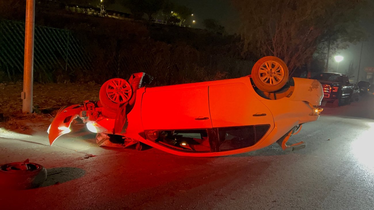 Auto choca con árbol y vuelca en Paseo de los Leones en García