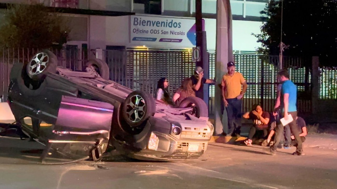 Vuelca camioneta tras choque de crucero en San Nicolás