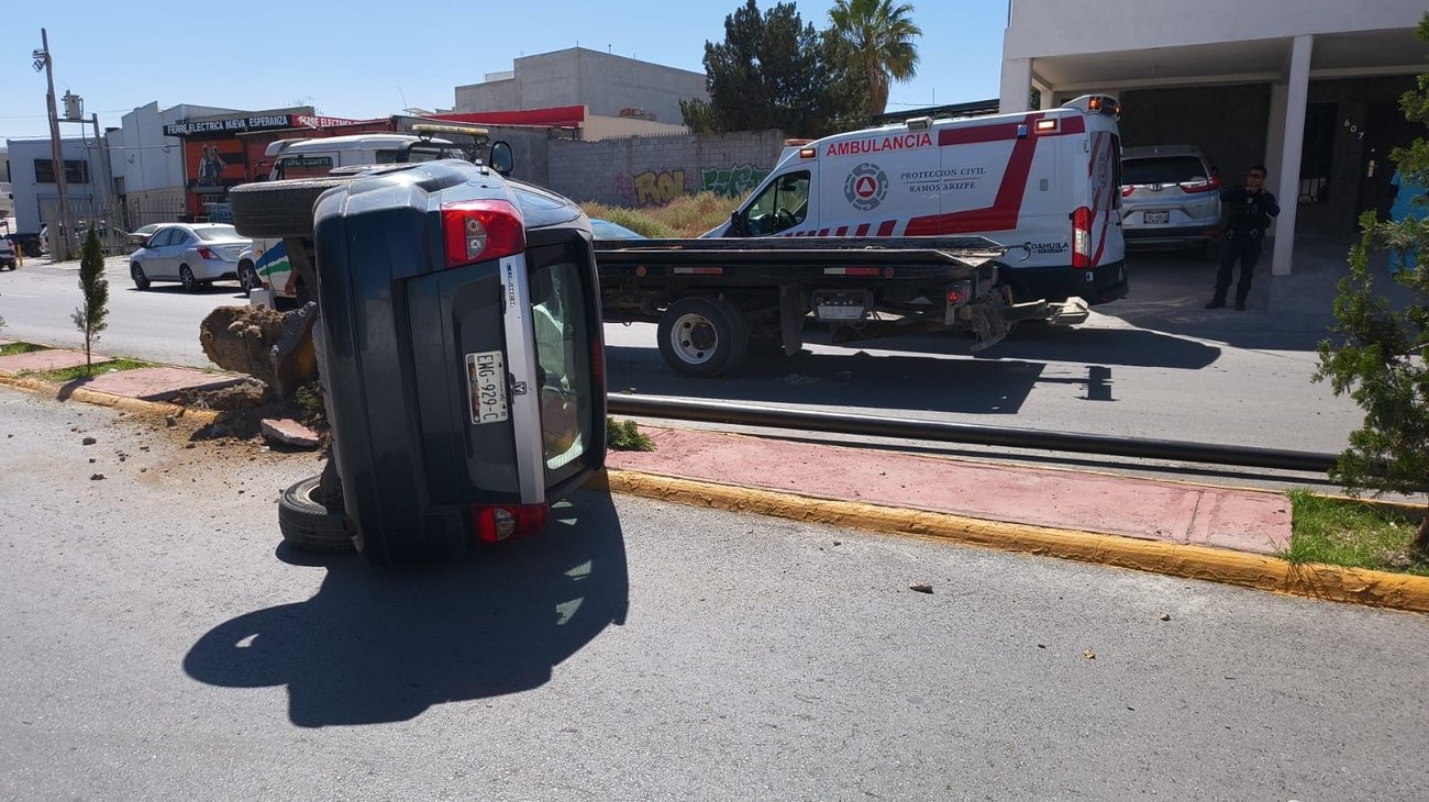 Deja volcadura en Ramos Arizpe una luminaria derribada