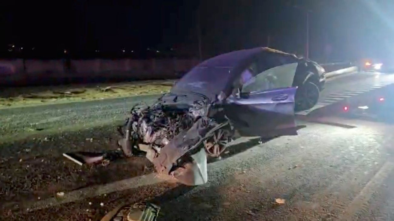 Vuelca tras chocar contra un poste en Carretera Nacional