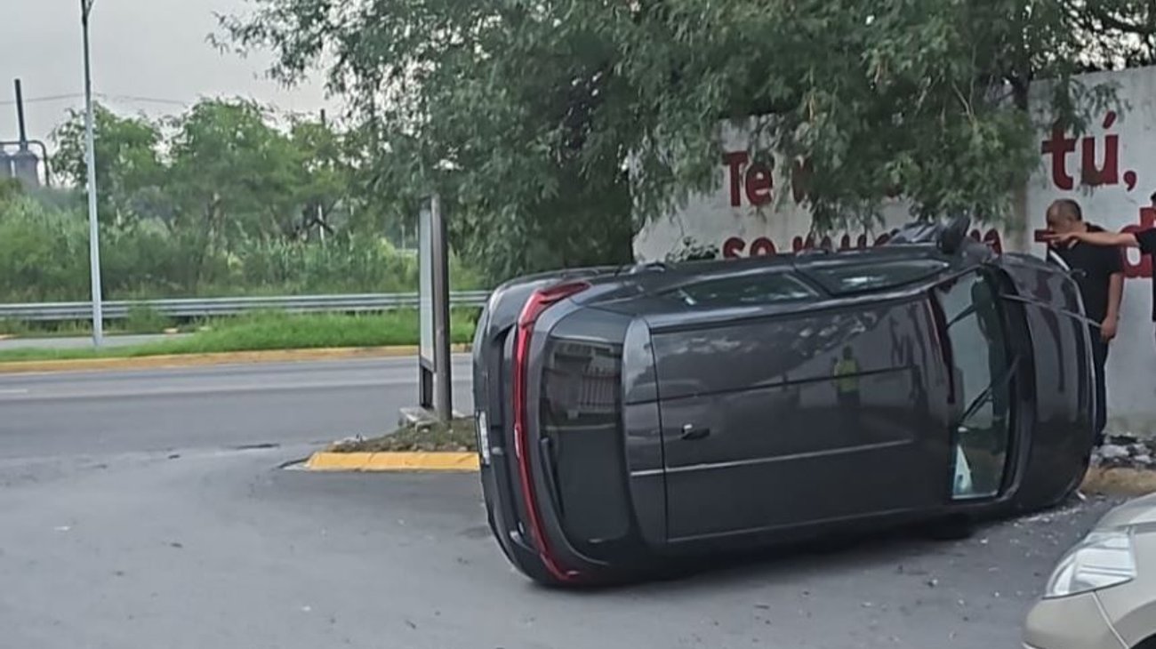 Automovilista vuelca e impacta barda en Morones Prieto