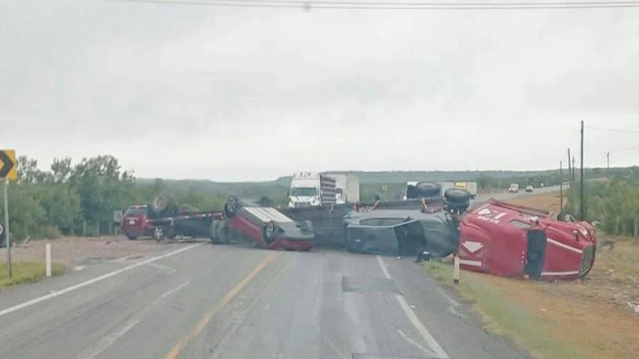 Vuelca tráiler nodriza cargado con autos en carretera a Laredo