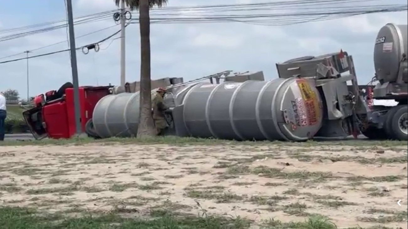Vuelca pipa con combustible en el libramiento Monterrey