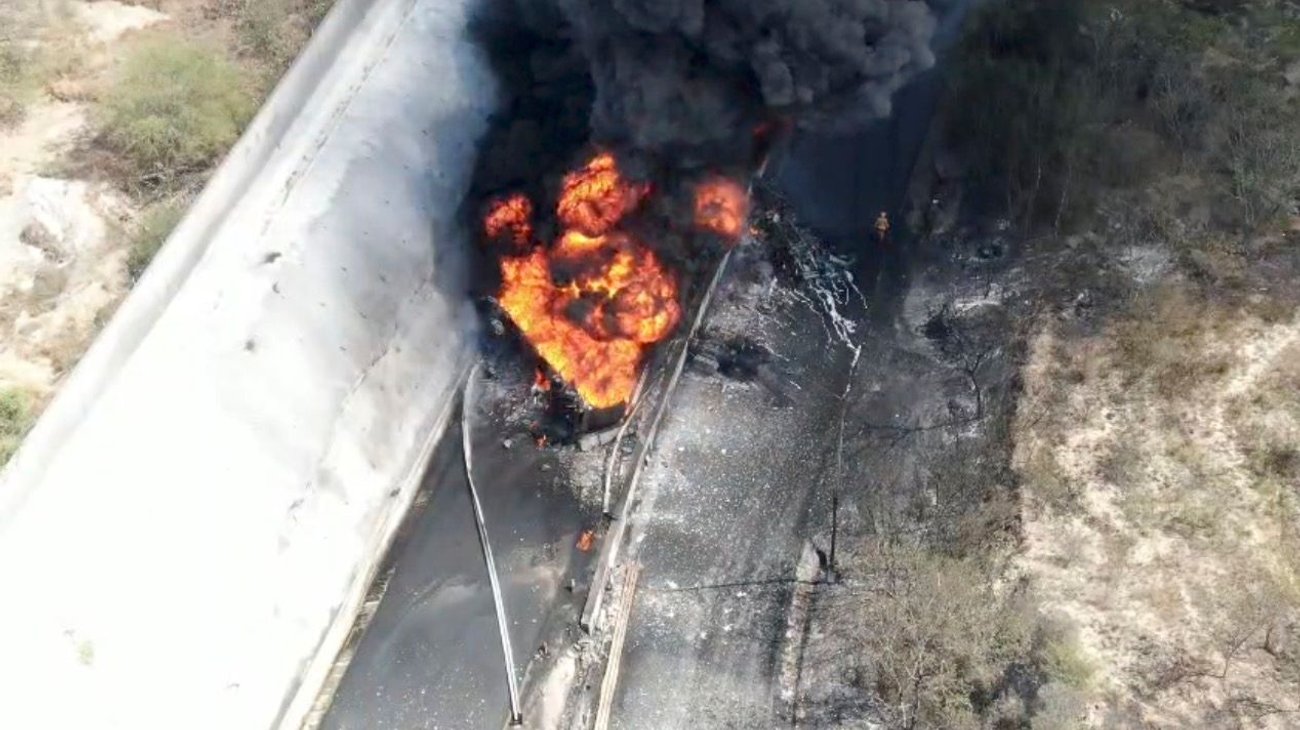 Vuelca y se incendia pipa en la carretera a Reynosa