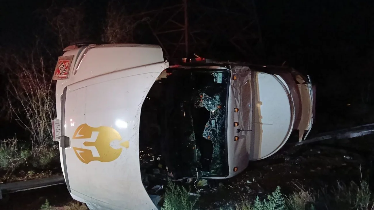 Vuelca pipa con aceite mineral en Salinas Victoria