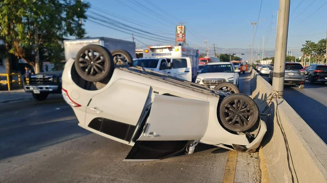 Vuelca conductora en la avenida Adolfo López Mateos 