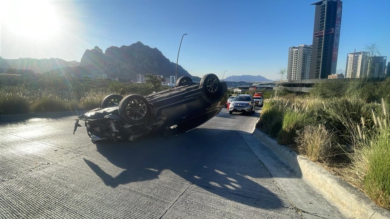 Accidente vial deja vehículo volcado en Santa Catarina