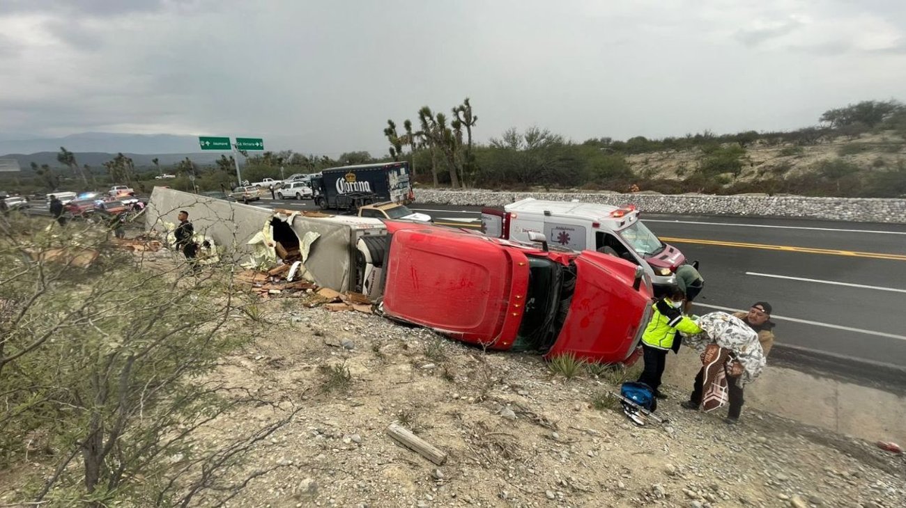Se registra volcadura de tráiler con fresas en la Rumbo Nuevo