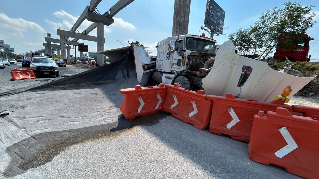 Vuelca tractocamión sobre avenida Miguel Alemán en Apodaca