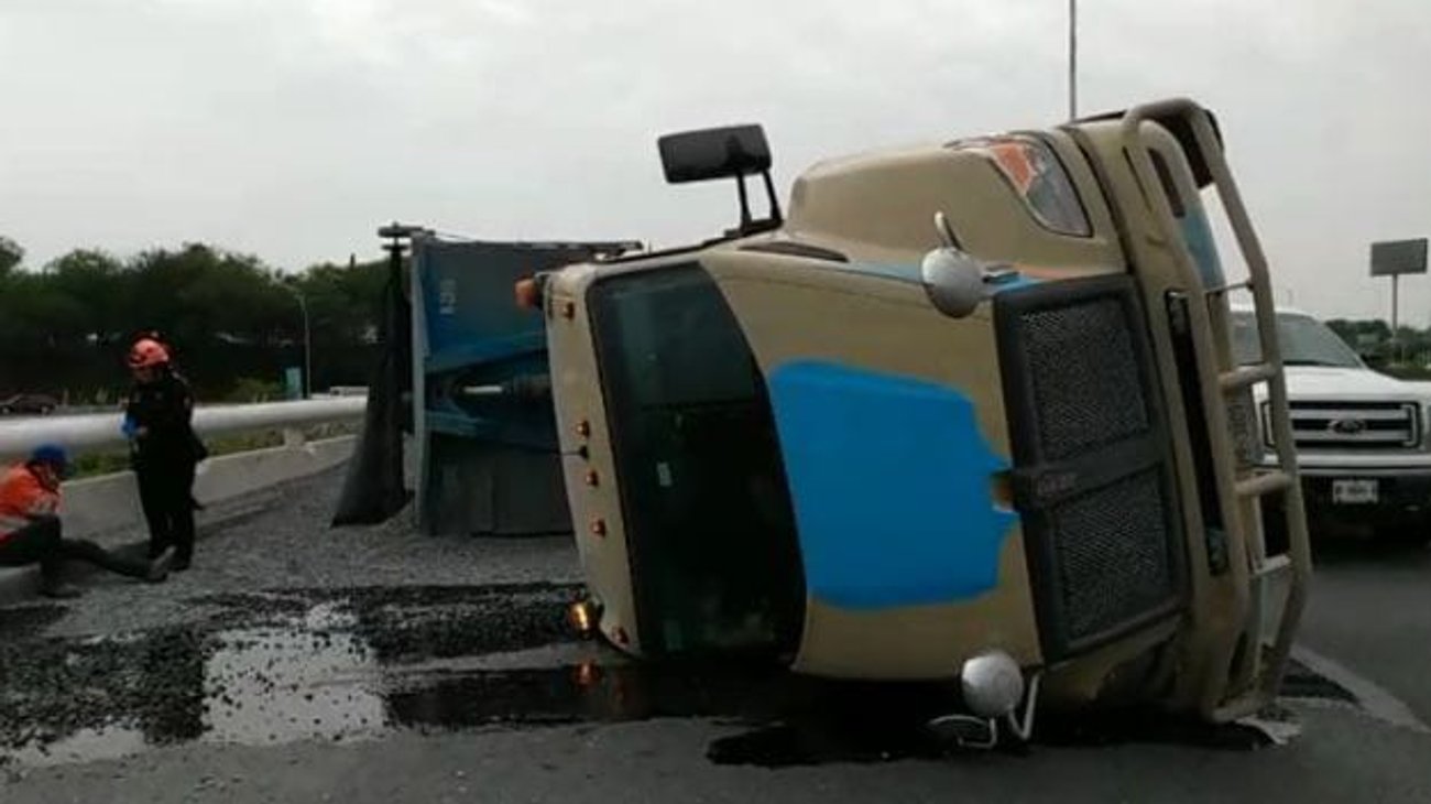 Volcadura de tráiler complica vialidad en Guadalupe