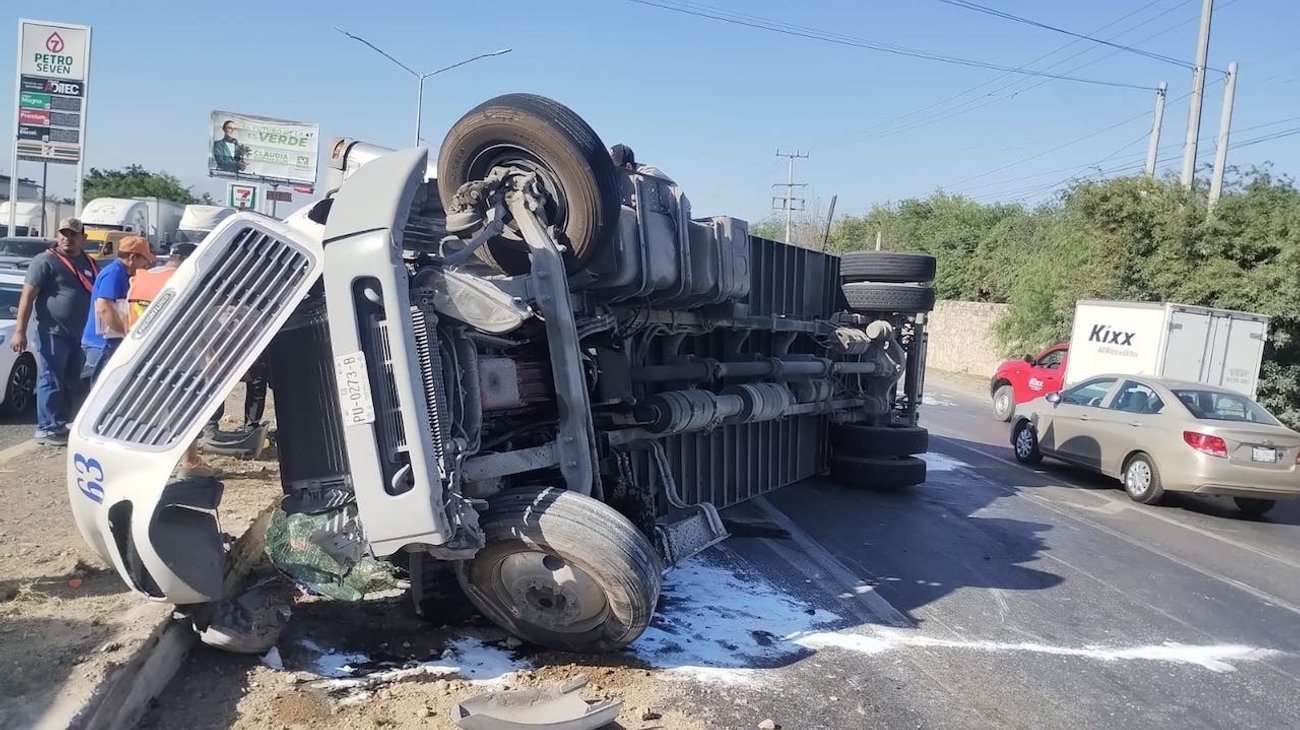 Volcadura de tráiler colapsa carretera a Nuevo Laredo