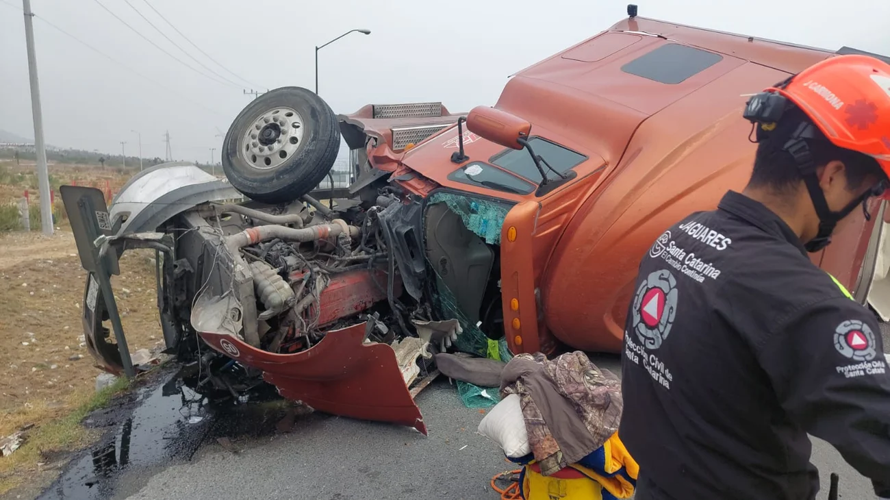 Vuelca tráiler y colapsa carretera a Saltillo