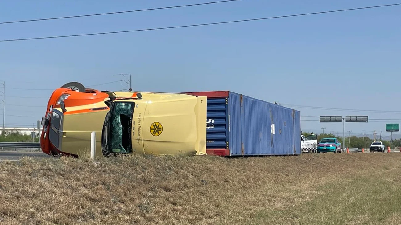 Vuelca tráiler al perder control en curva en autopista a Laredo