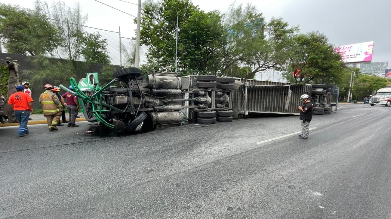 Dormita conductor y vuelca su tráiler en Av. Fidel Velázquez
