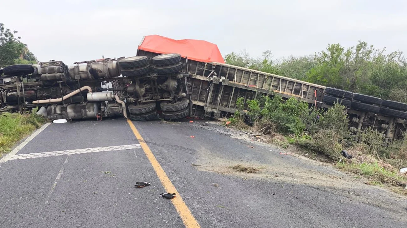 Vuelca tráiler tras salirse del camino en carretera a Galeana