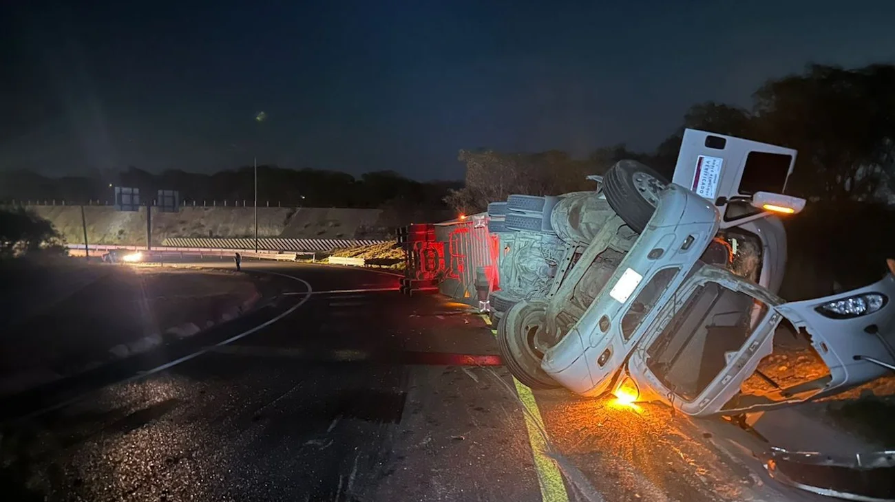 Vuelca tráiler en autopista Monterrey-Reynosa; reportan lesionado
