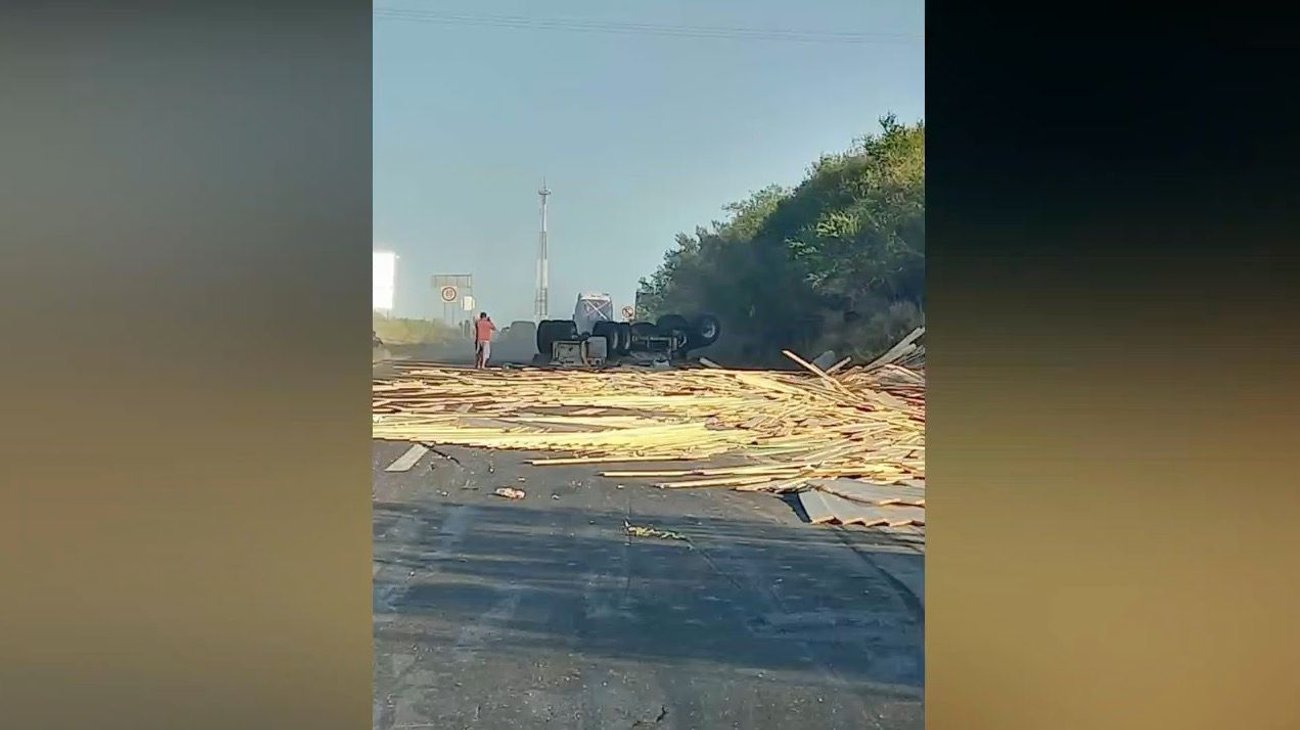 Vuelca tráiler cargado con madera en la Carretera Nacional