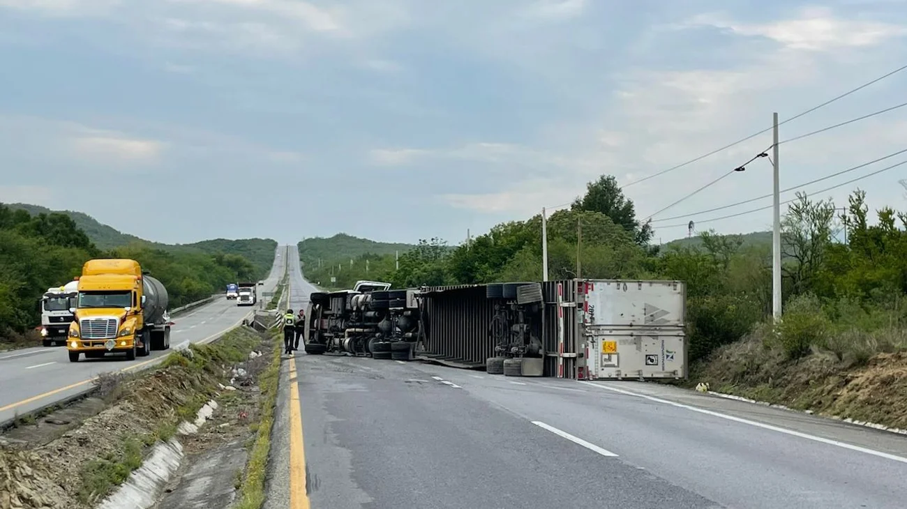 Vuelca tráiler y cierra la Carretera Nacional