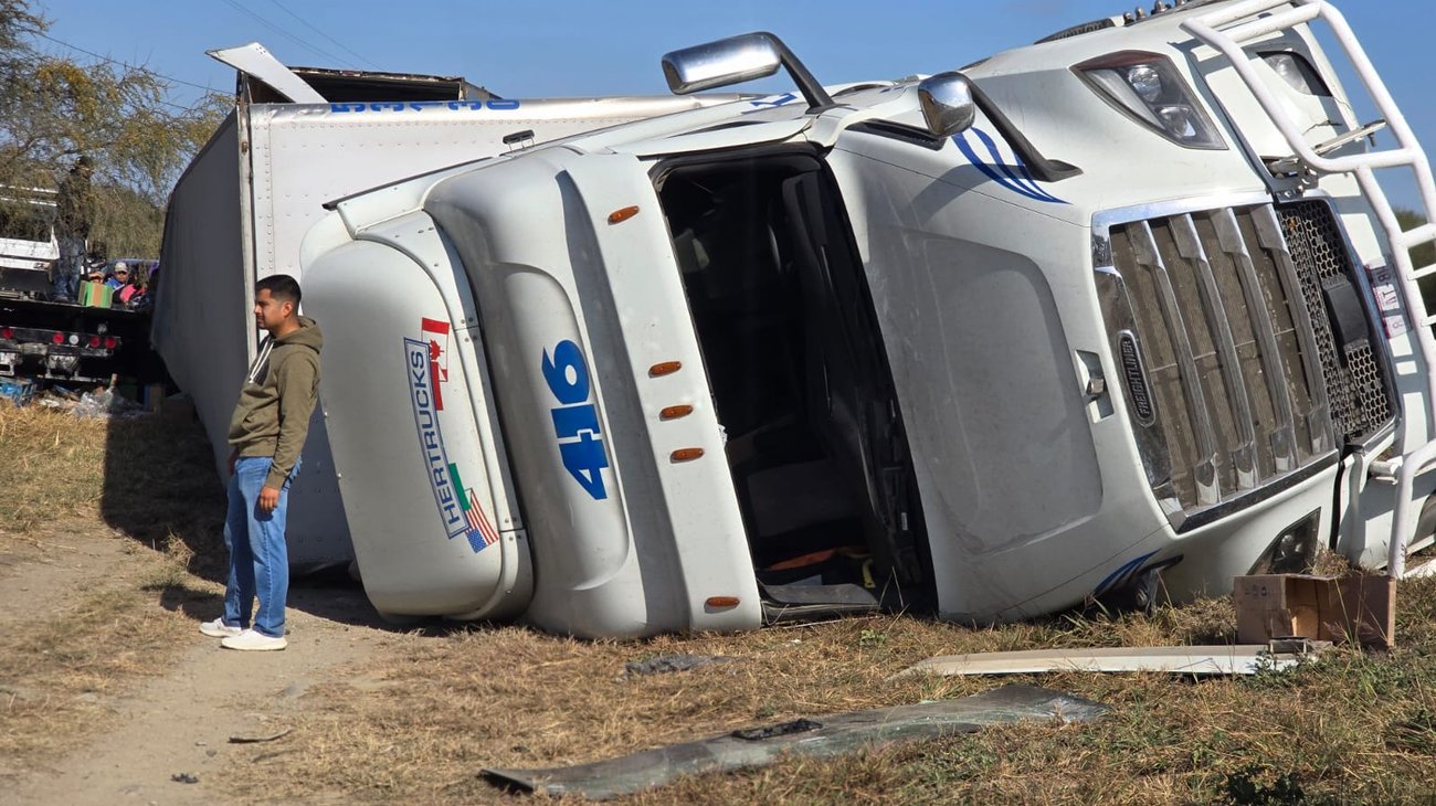 Volcadura de tráiler en Montemorelos deja a conductor lesionado