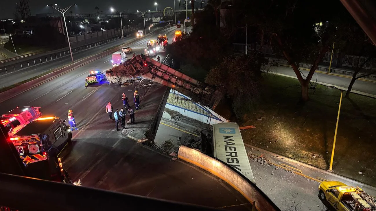 Vuelca tráiler en Nogalar; obstruye entrada a la Uni