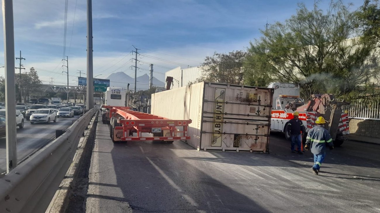 Volcadura de caja de tráiler colapsa vialidad en Nogalar