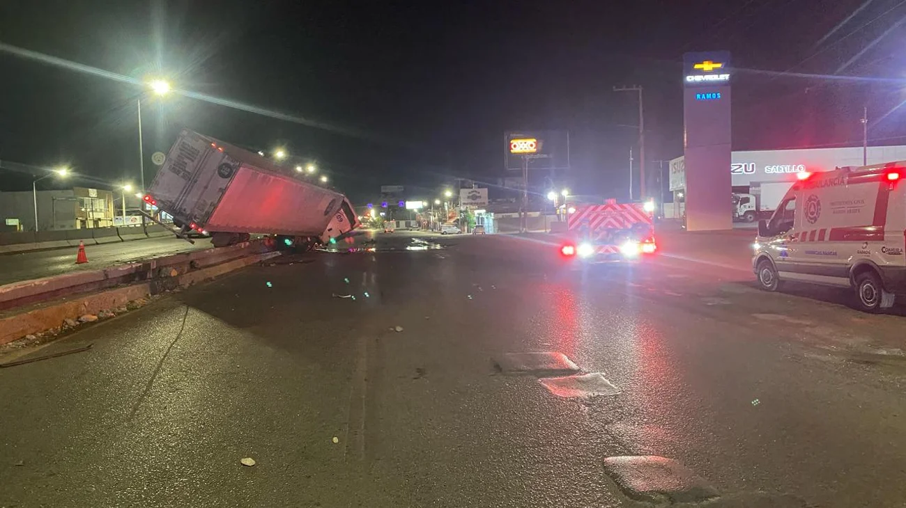 Provoca tráiler aparatoso percance en bulevar Miguel Ramos Arizpe