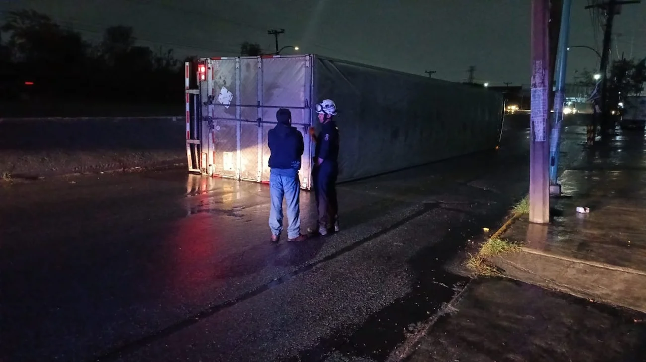 Volcadura de tráiler en avenida Ruiz Cortines deja un lesionado