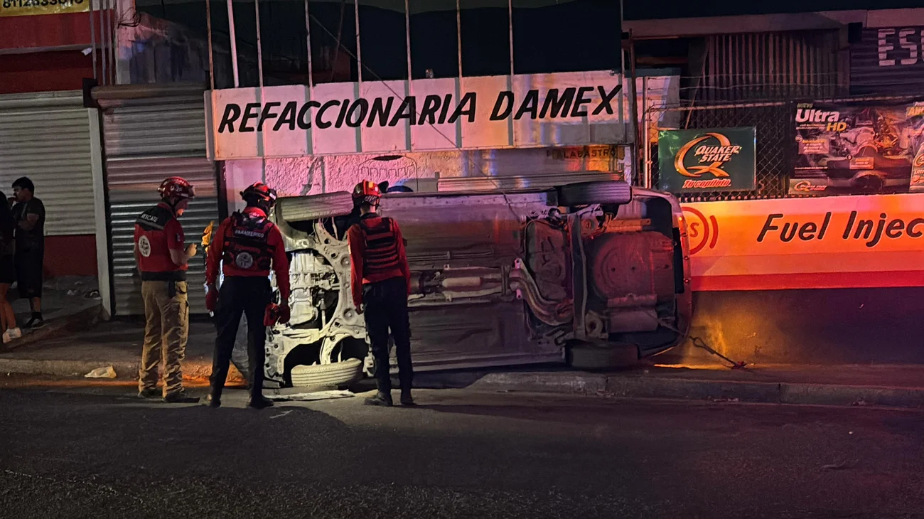 Vuelca tras dormitar al volante en la colonia Villa Alegre