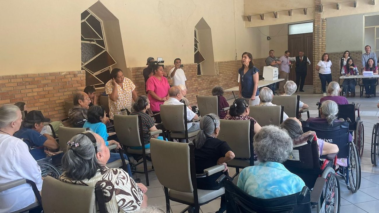 Votan adultos mayores de forma anticipada en Saltillo