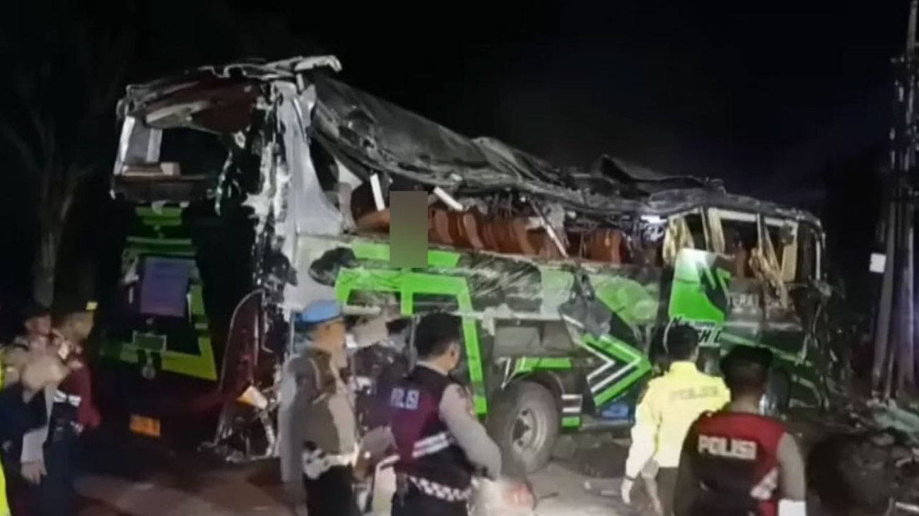 Vuelca autobús tras graduación de estudiantes; mueren 9