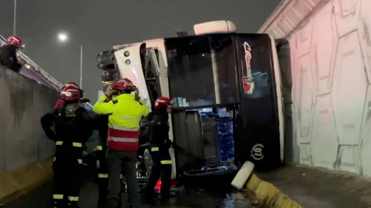 Volcadura de autobús en Garza Sada deja 17 lesionados