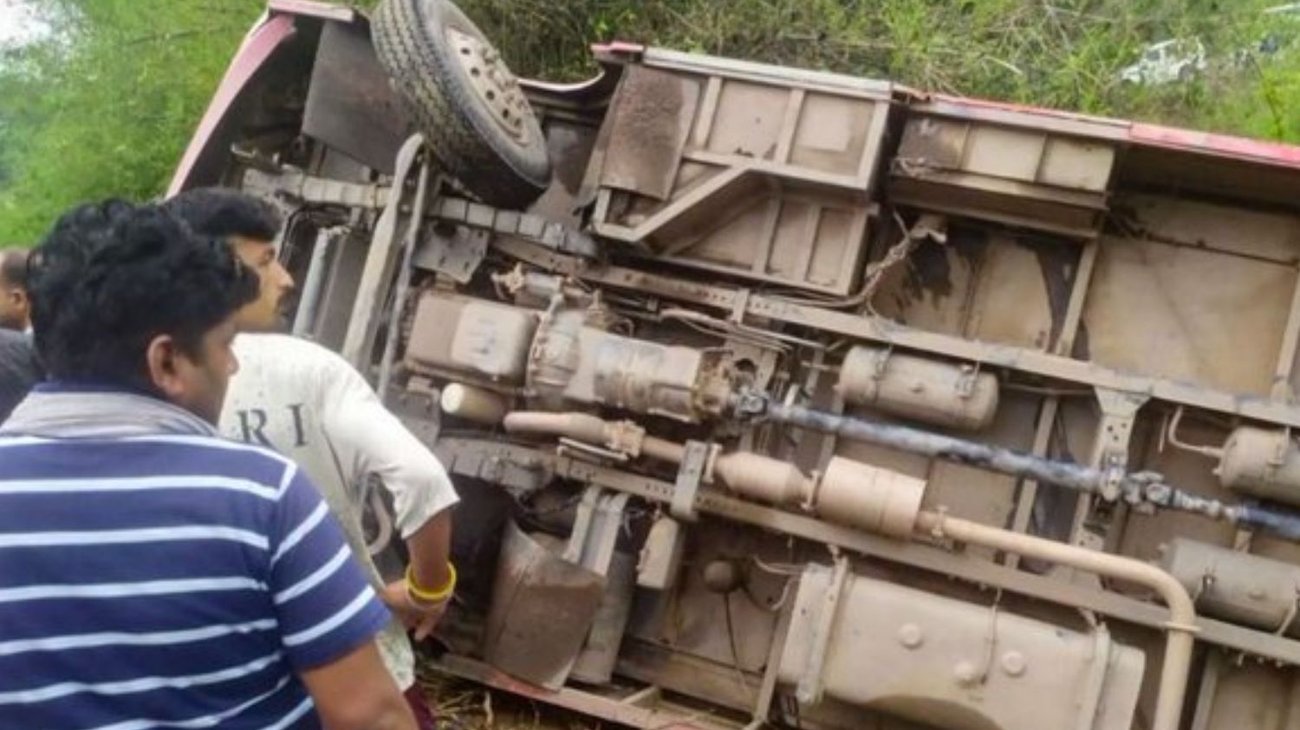 Autobús escolar vuelca y deja heridos a 43 niños en la India