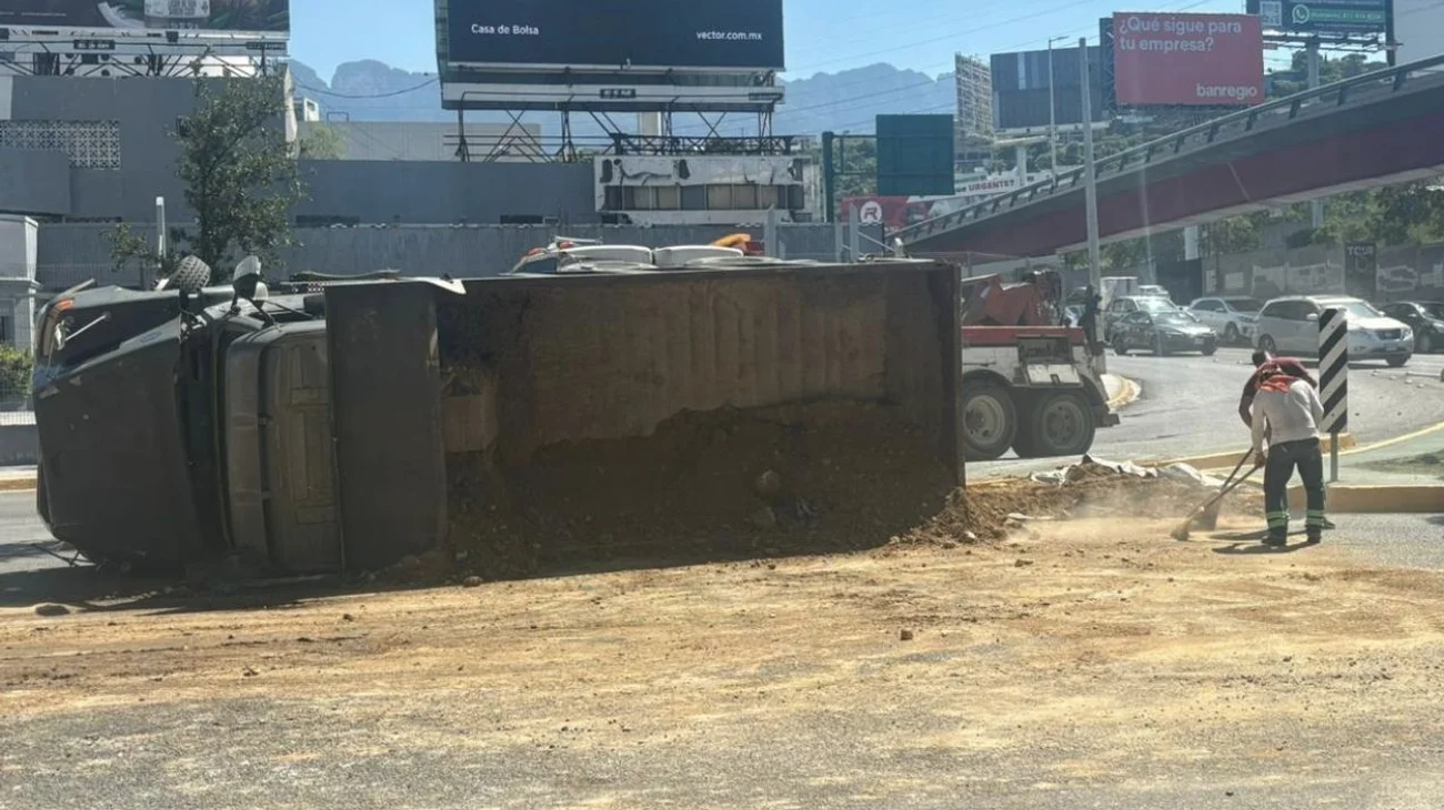 Vuelca camión de carga en avenida Gonzalitos en Monterrey