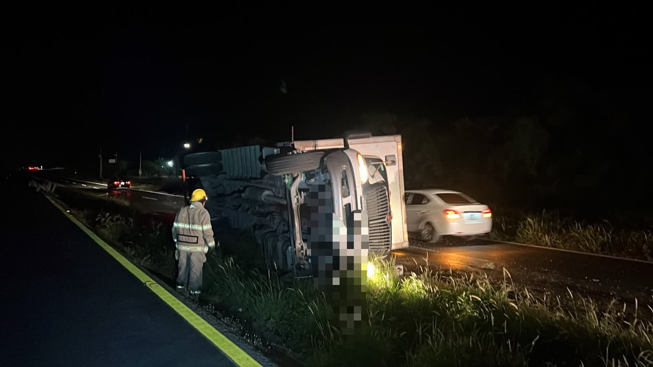 Vuelca camión que transportaba paquetería en Linares