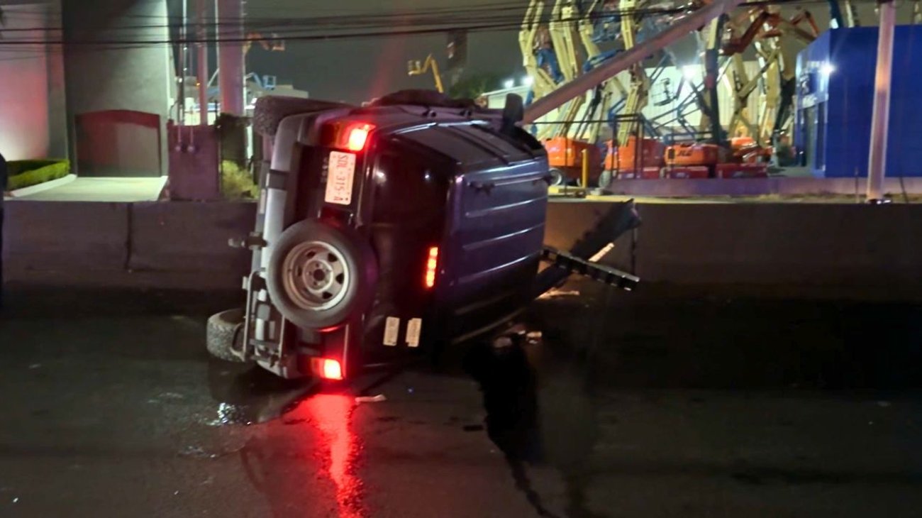 Camioneta choca contra muro de contención y vuelca en Escobedo