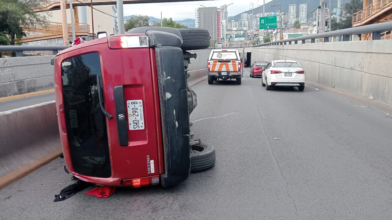 Vuelca camioneta en avenida Gobernadores en Monterrey