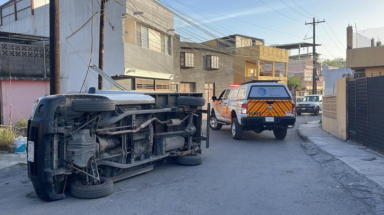 Vuelca conductor al perder el control de su camioneta