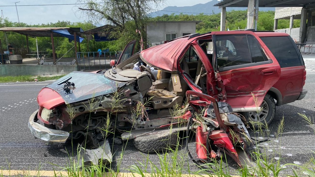Vuelca una camioneta y deja tres heridos en Santiago