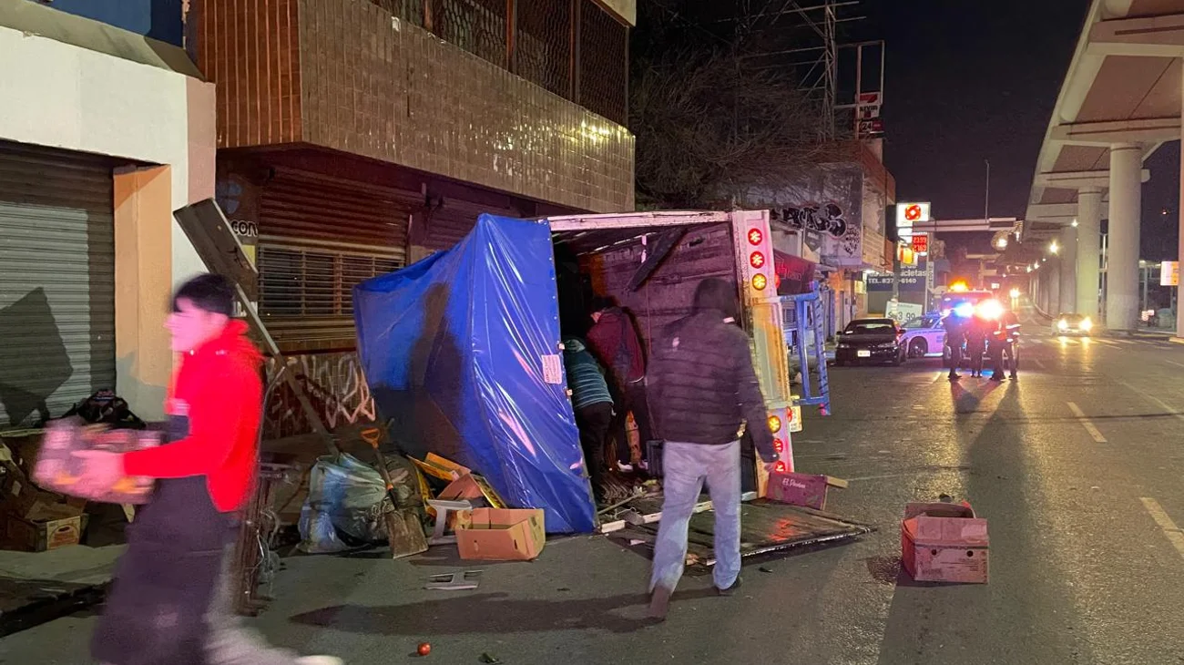 Vuelca comerciante su camioneta en Félix U. Gómez