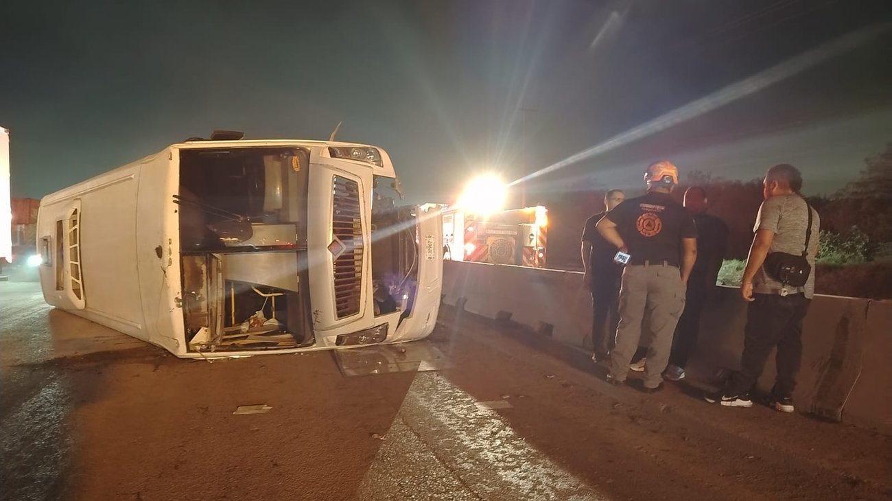 Vuelca camión de personal en Escobedo; 18 lesionados