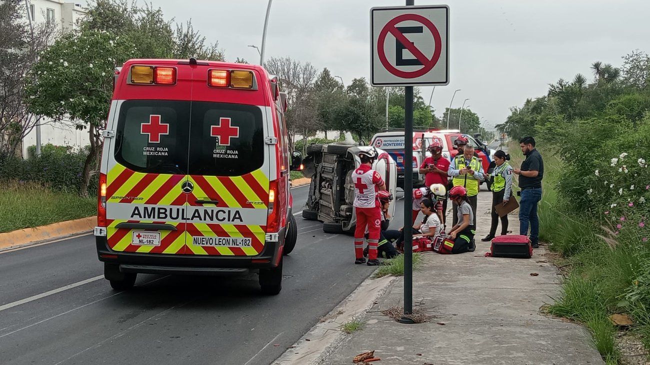 Conductora dormita, estrella y vuelca su automóvil