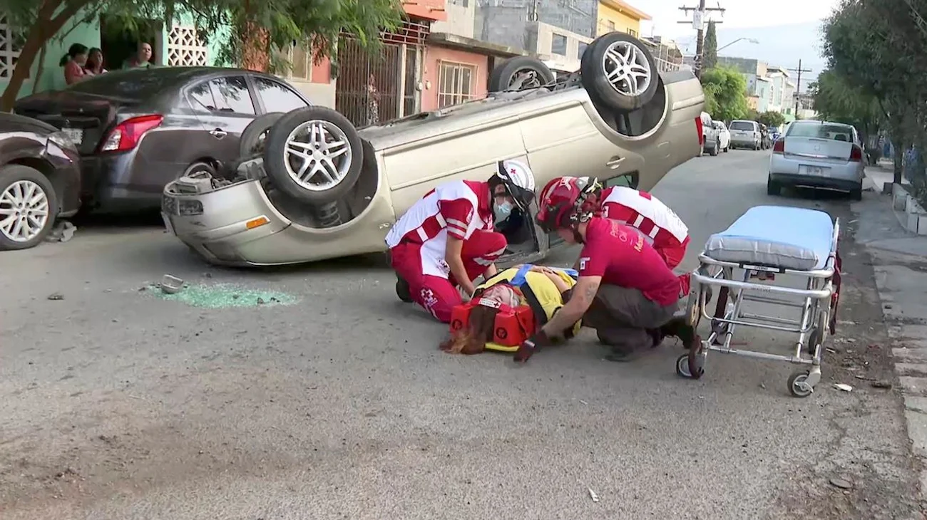 Vuelca conductora, impacta a dos autos y resulta lesionada