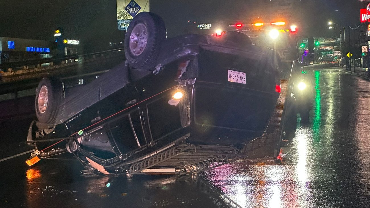 Mariachis vuelcan sobre avenida Miguel Alemán en Guadalupe
